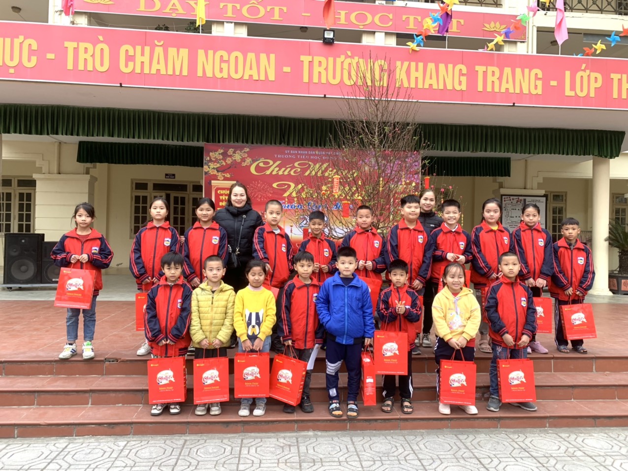 Trường Tiểu học Đồng Mai I tặng quà Tết cho các em học sinh có hoàn cảnh khó khăn.